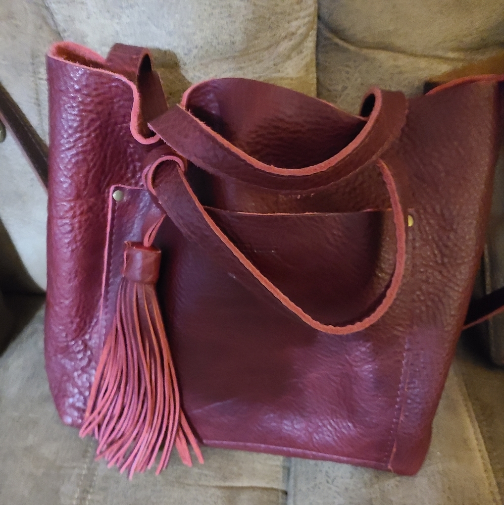 Portland leather sangria med crossbody w tassel.